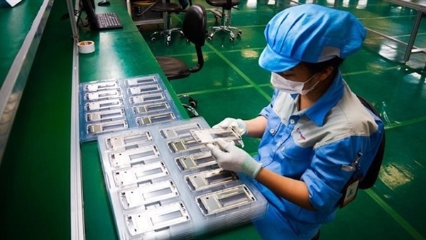 Viet Nam produces nearly 20% of global mobile phone output - Ảnh 1.