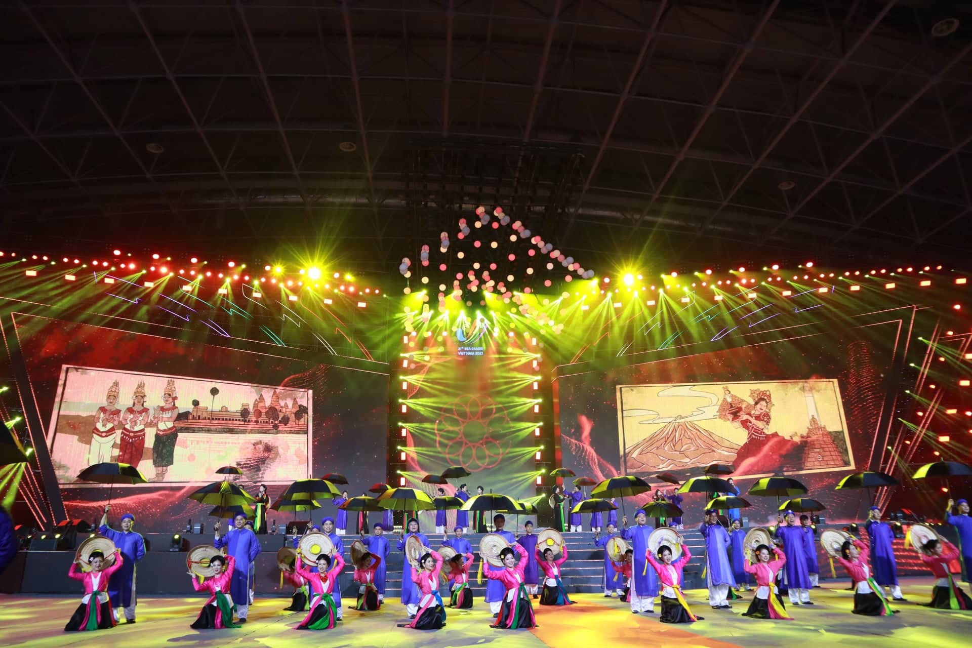 Successful SEA Games mission ends in spectacular show - Ảnh 1.
