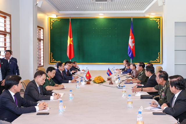 Vietnamese, Cambodian PMs vow to foster economic ties  - Ảnh 1.
