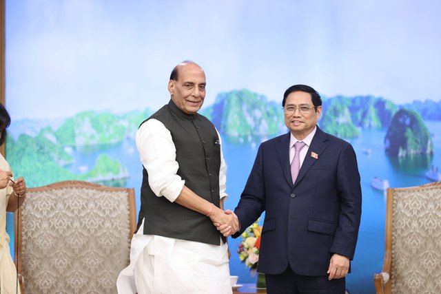Prime Minister hosts visiting Indian defence minister  - Ảnh 1.