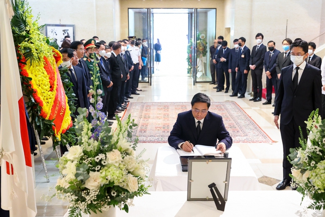 Vietnamese PM pays tribute to late Japanese PM Abe Shinzo - Ảnh 1.
