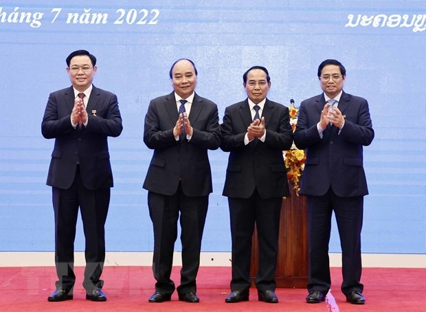 Laos awards National Gold Orders to senior Vietnamese leaders - Ảnh 1.