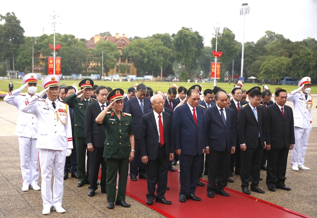 Leaders pay tribute to President Ho Chi Minh on National Day - Ảnh 1.