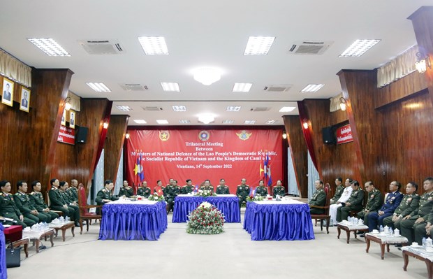 Viet Nam, Laos, Cambodia pledge to foster defense cooperation  - Ảnh 1.