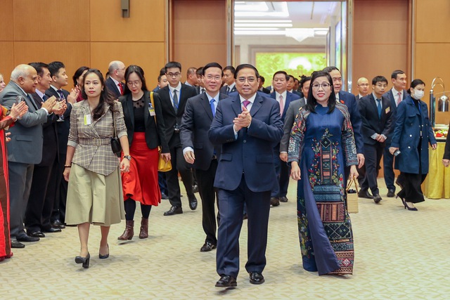 Prime Minister hosts banquet for diplomatic corps  - Ảnh 1.