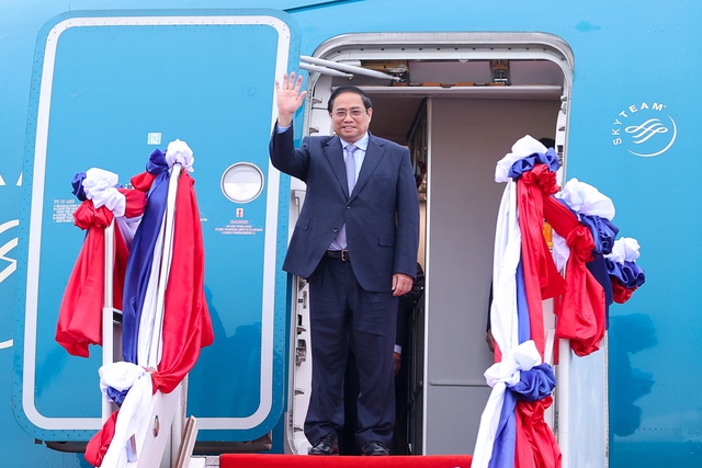 [Photos] PM begins official visit to Laos - Ảnh 1.