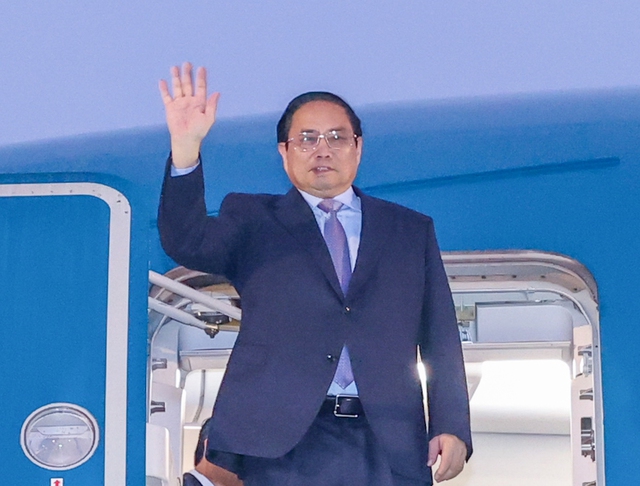 Prime Minister embarks on official visit to Laos - Ảnh 1.