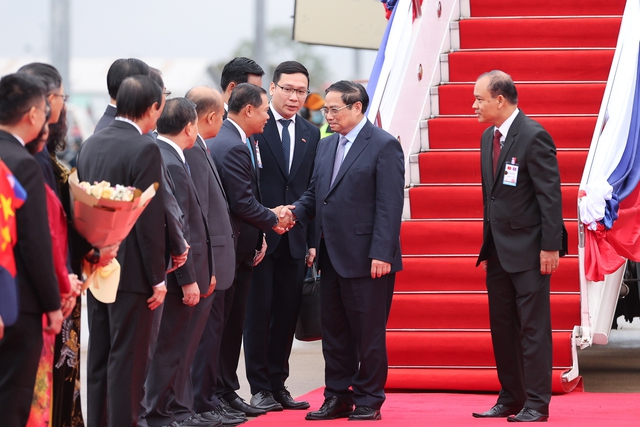 [Photos] PM begins official visit to Laos - Ảnh 2.