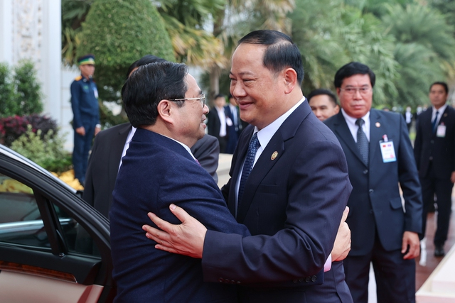 [Photos] PM begins official visit to Laos - Ảnh 3.