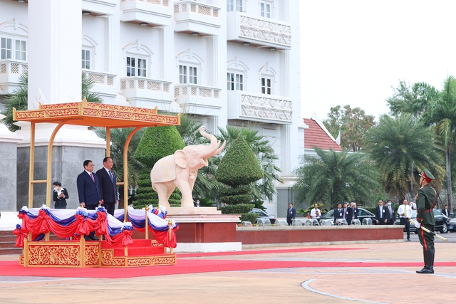 [Photos] PM begins official visit to Laos - Ảnh 4.