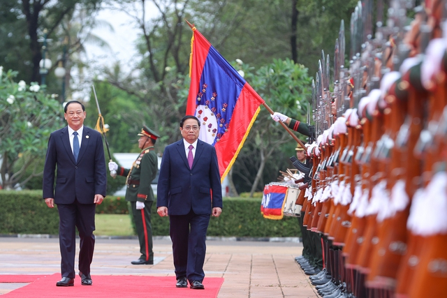 [Photos] PM begins official visit to Laos - Ảnh 5.