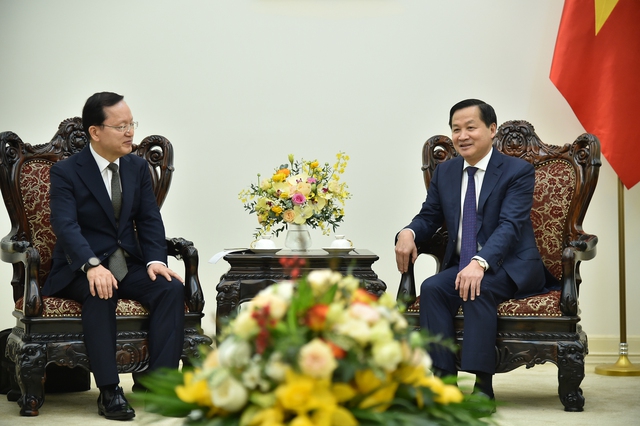 Deputy PM receives President of Samsung Electronics - Ảnh 1.