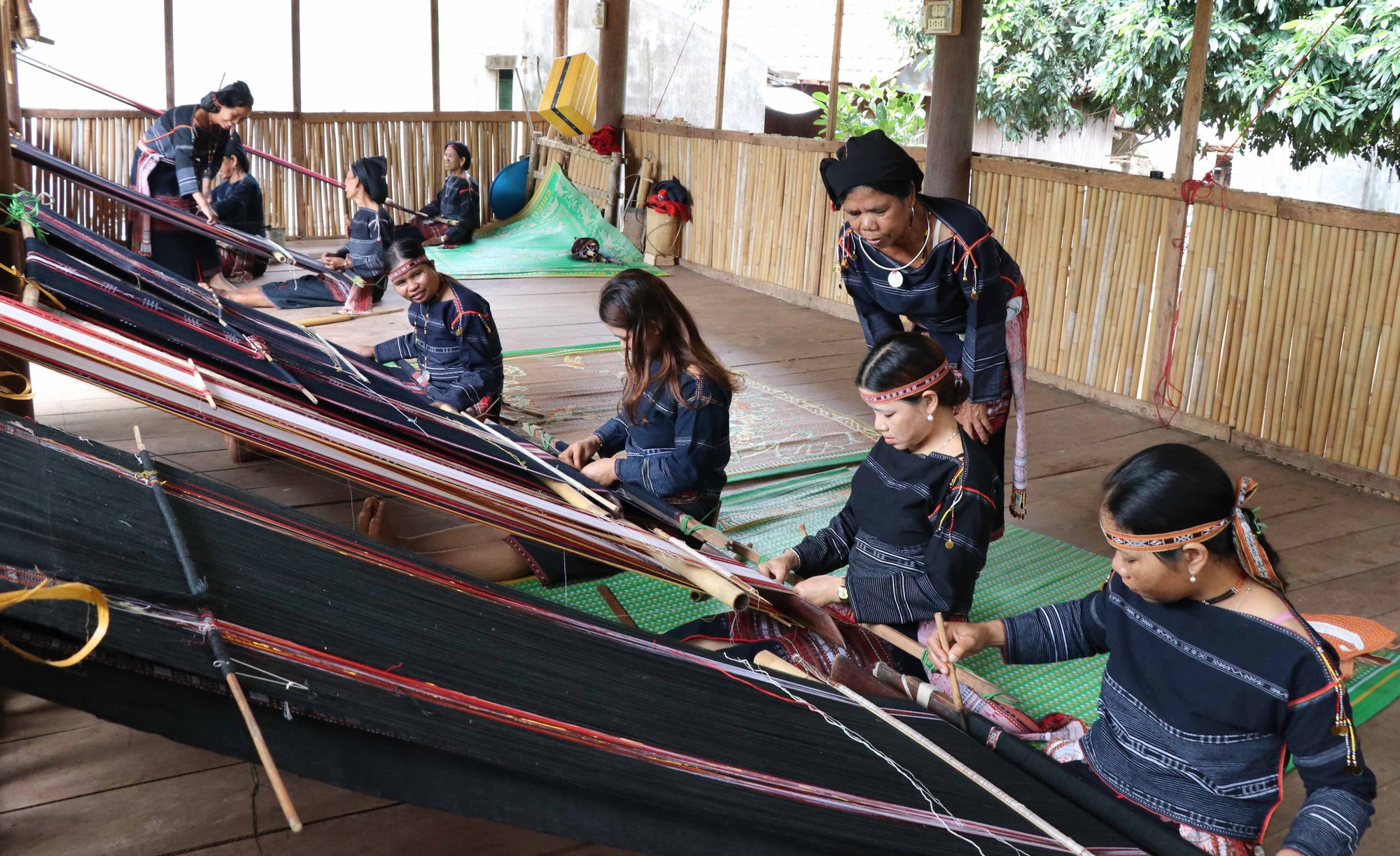 Bahnar people's traditional brocade weaving is preserved by good hands