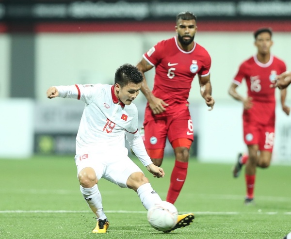 Viet Nam draw Singapore 1-1, still lead Group B at AFF Cup - Ảnh 1.