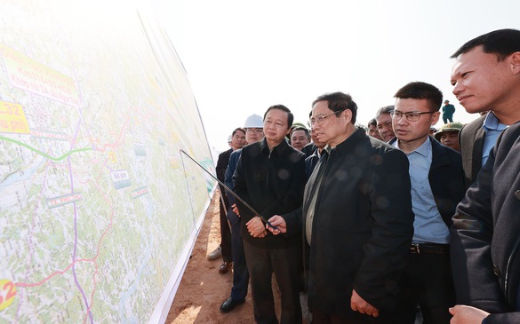 Gov’t chief inspects Tuyen-Quang Phu Tho expressway construction project - Ảnh 1.