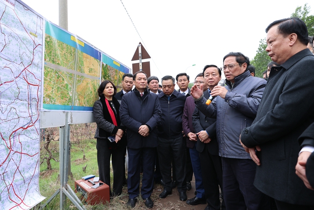 Prime Minister inspects Ring Road No.4 construction progress  - Ảnh 1.
