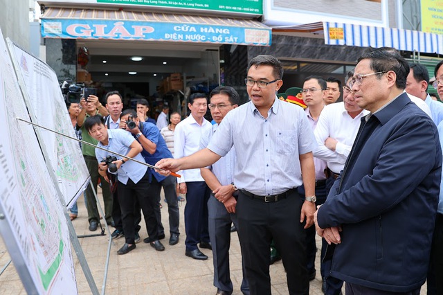 Prime Minister inspects construction site of Viet Nam's biggest airport - Ảnh 1.