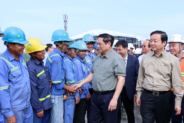 Prime Minister asks for faster progress of key transport projects in Mekong Delta - Ảnh 1.