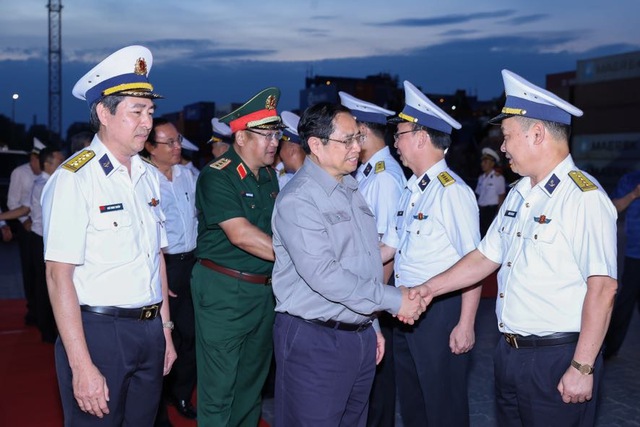 PM urges Saigon New Port Corporation to compete globally  - Ảnh 1.