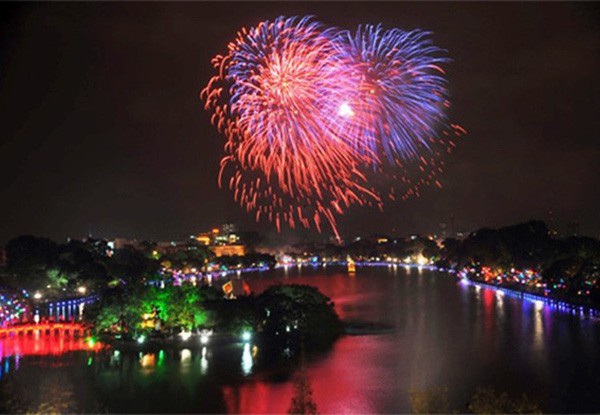 Fireworks to light up Ha Noi on New Year' Eve - Ảnh 1.
