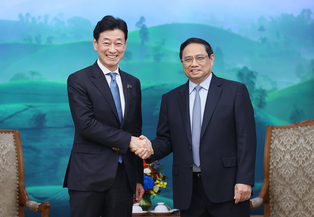 Prime Minister receives Japanese economic minister  - Ảnh 1.