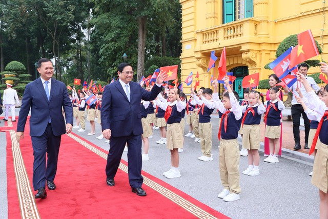 Prime Minister hosts welcome ceremony for Cambodian counterpart Hun Manet- Ảnh 1.