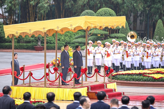Prime Minister hosts welcome ceremony for Cambodian counterpart Hun Manet- Ảnh 2.