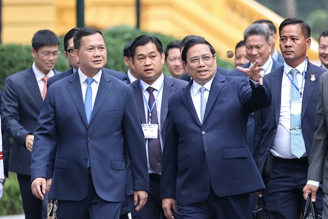 Prime Minister hosts welcome ceremony for Cambodian counterpart Hun Manet- Ảnh 6.