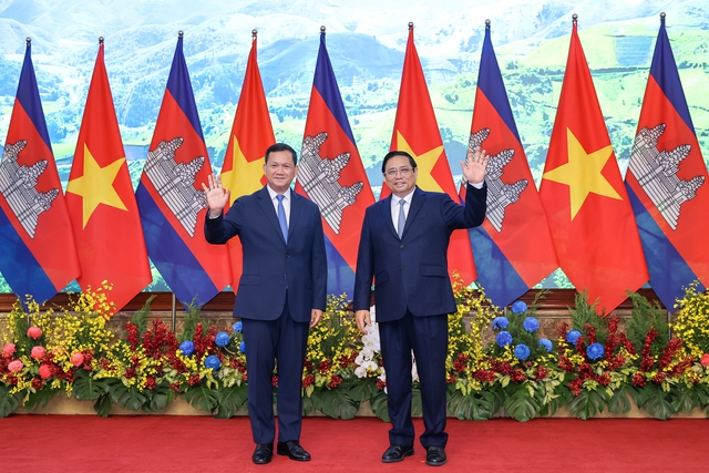 Prime Minister hosts welcome ceremony for Cambodian counterpart Hun Manet- Ảnh 8.