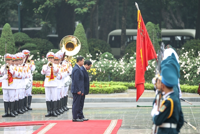 Prime Minister hosts welcome ceremony for Cambodian counterpart Hun Manet- Ảnh 3.