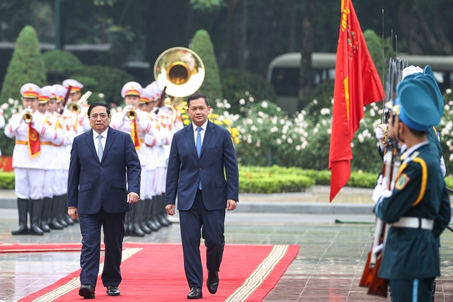 Prime Minister hosts welcome ceremony for Cambodian counterpart Hun Manet- Ảnh 4.