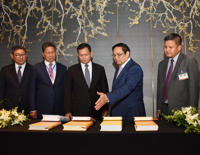 Prime Minister presents books to Cambodian counterpart- Ảnh 1. Prime Minister presents books to Cambodian counterpart- Ảnh 1.