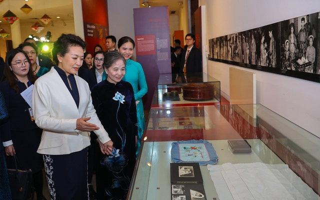 Spouses of Vietnamese, Chinese Party leaders visit Vietnamese Women&#39;s Museum