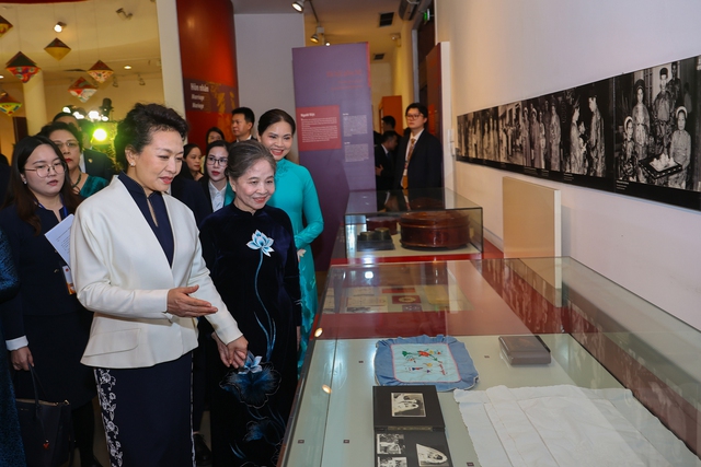 Spouses of Vietnamese, Chinese Party leaders visit Vietnamese Women's Museum- Ảnh 1.