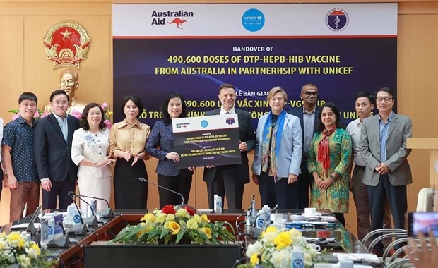 Australia donates 490,000 doses of ‘5 in 1’ vaccine to Viet Nam- Ảnh 1.