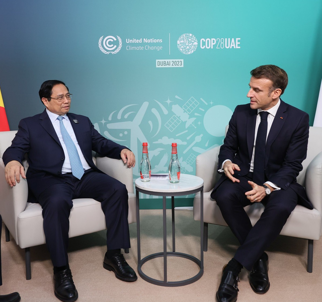 Prime Minister meets French President Macron- Ảnh 1.