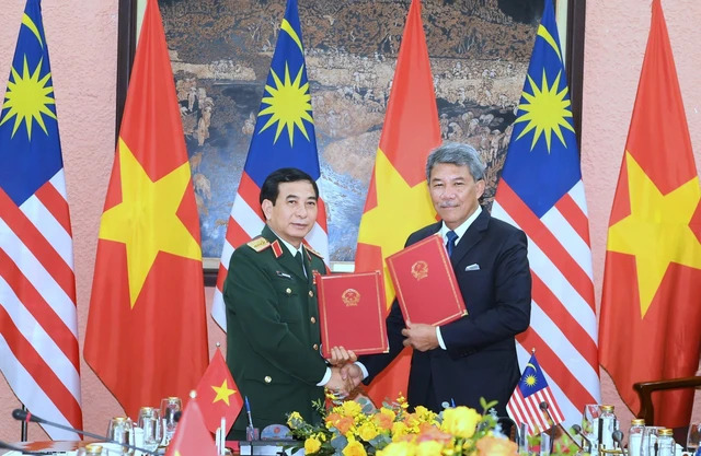 Viet Nam, Malaysia sign MoU on defense cooperation- Ảnh 1.