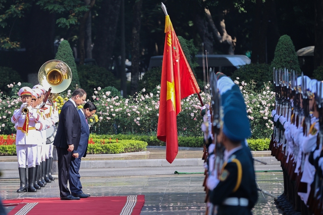 Photos: Vietnamese Prime Minister hosts official welcome ceremony for Belarusian counterpart - Ảnh 1.