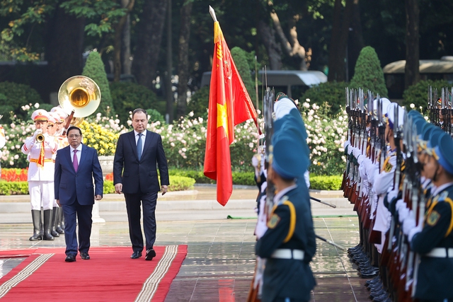 Photos: Vietnamese Prime Minister hosts official welcome ceremony for Belarusian counterpart - Ảnh 3.