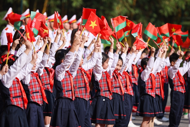 Photos: Vietnamese Prime Minister hosts official welcome ceremony for Belarusian counterpart - Ảnh 2.
