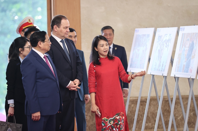 Photos: Vietnamese Prime Minister hosts official welcome ceremony for Belarusian counterpart - Ảnh 4.
