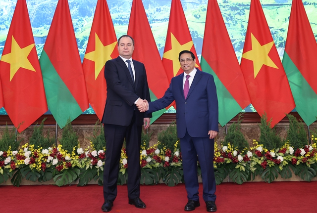 Photos: Vietnamese Prime Minister hosts official welcome ceremony for Belarusian counterpart - Ảnh 5.