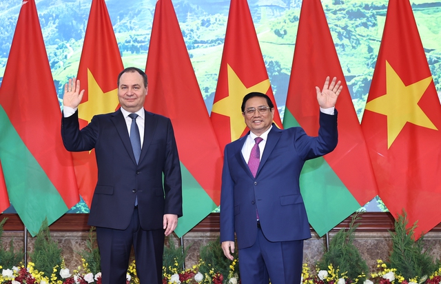 Photos: Vietnamese Prime Minister hosts official welcome ceremony for Belarusian counterpart - Ảnh 6.