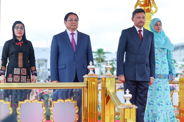 Prime Minister begins official visit to Brunei Darussalam - Ảnh 1.