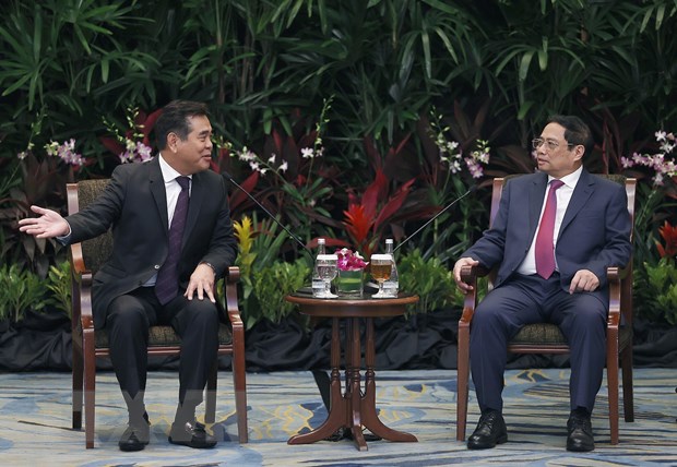 Gov’t chief receives CEOs in Singapore - Ảnh 1.