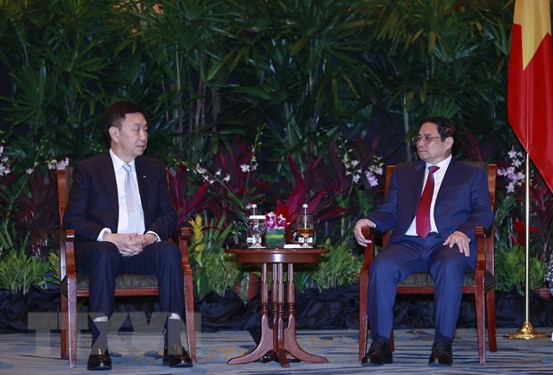 Gov’t chief receives CEOs in Singapore - Ảnh 4.