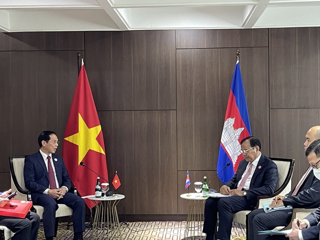 Foreign Minister meets counterparts of Cambodia, Philippines, Malaysia, Timor Leste in Indonesia  - Ảnh 1.