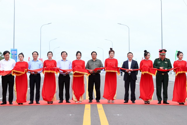 Prime Minister attends inauguration ceremonies of key projects in Binh Dinh - Ảnh 3.