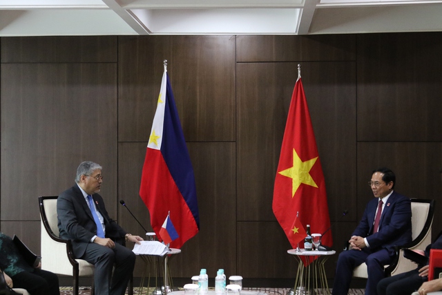Foreign Minister meets counterparts of Cambodia, Philippines, Malaysia, Timor Leste in Indonesia  - Ảnh 3.