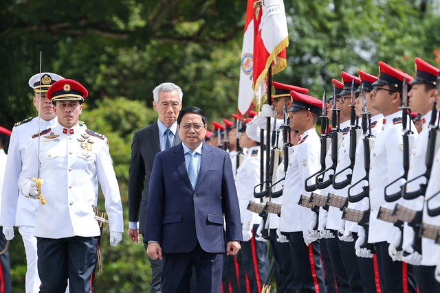 Official welcome ceremony held for Prime Minister in Singapore - Ảnh 1.